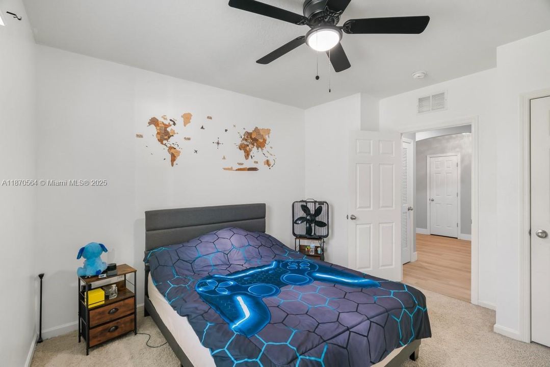 На продажу: $380,000 (4 спален, 2 ванн, 1939 Квадратных фут)