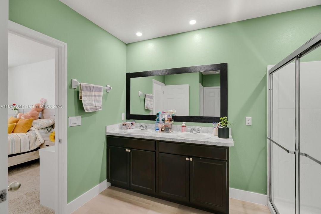 На продажу: $380,000 (4 спален, 2 ванн, 1939 Квадратных фут)