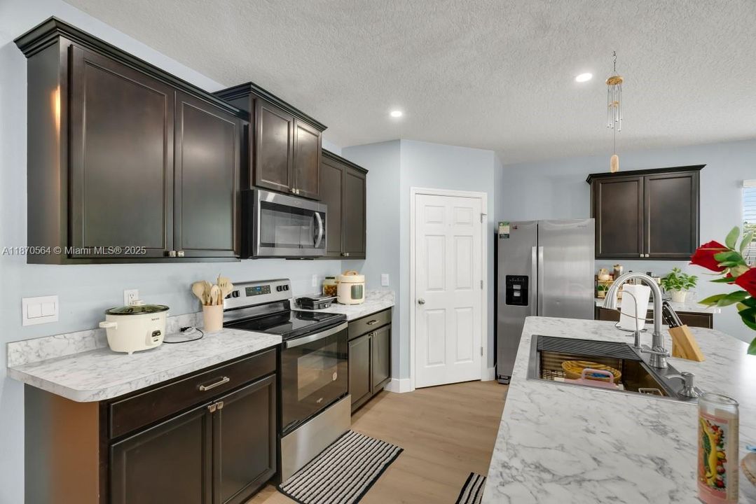 На продажу: $380,000 (4 спален, 2 ванн, 1939 Квадратных фут)