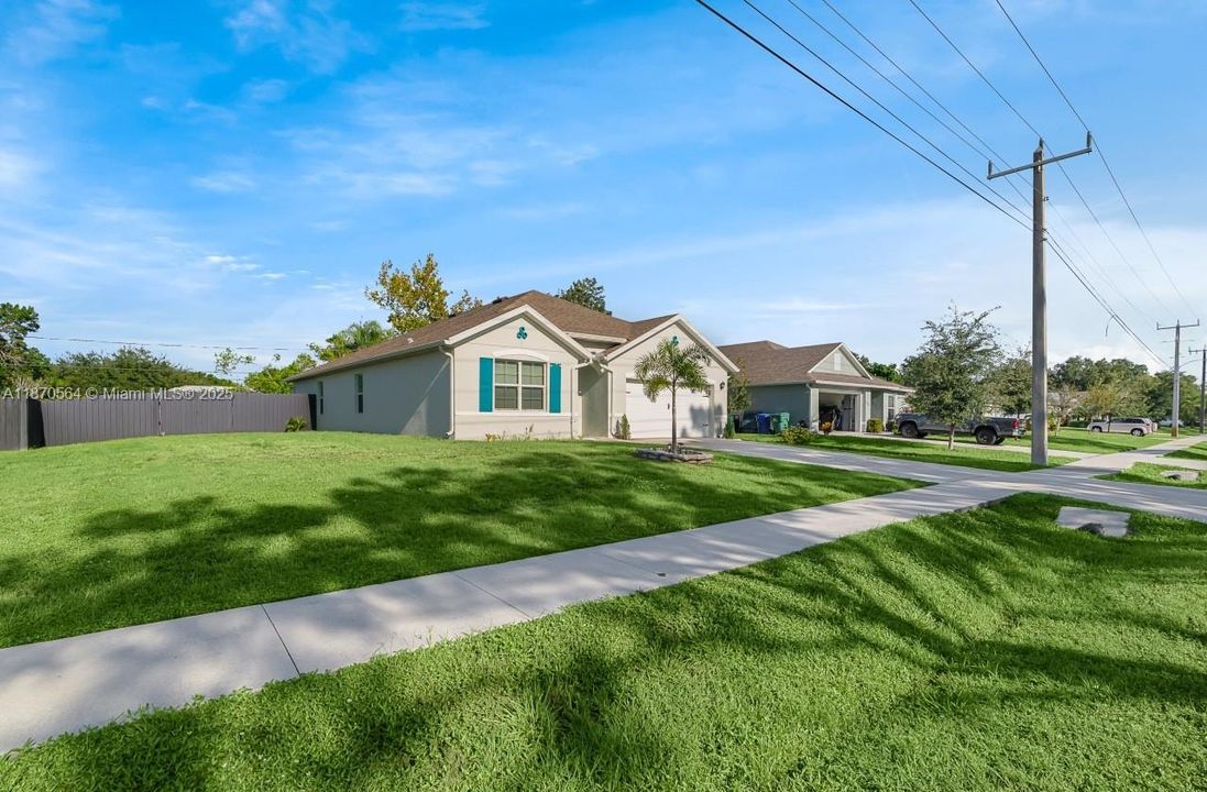 На продажу: $380,000 (4 спален, 2 ванн, 1939 Квадратных фут)