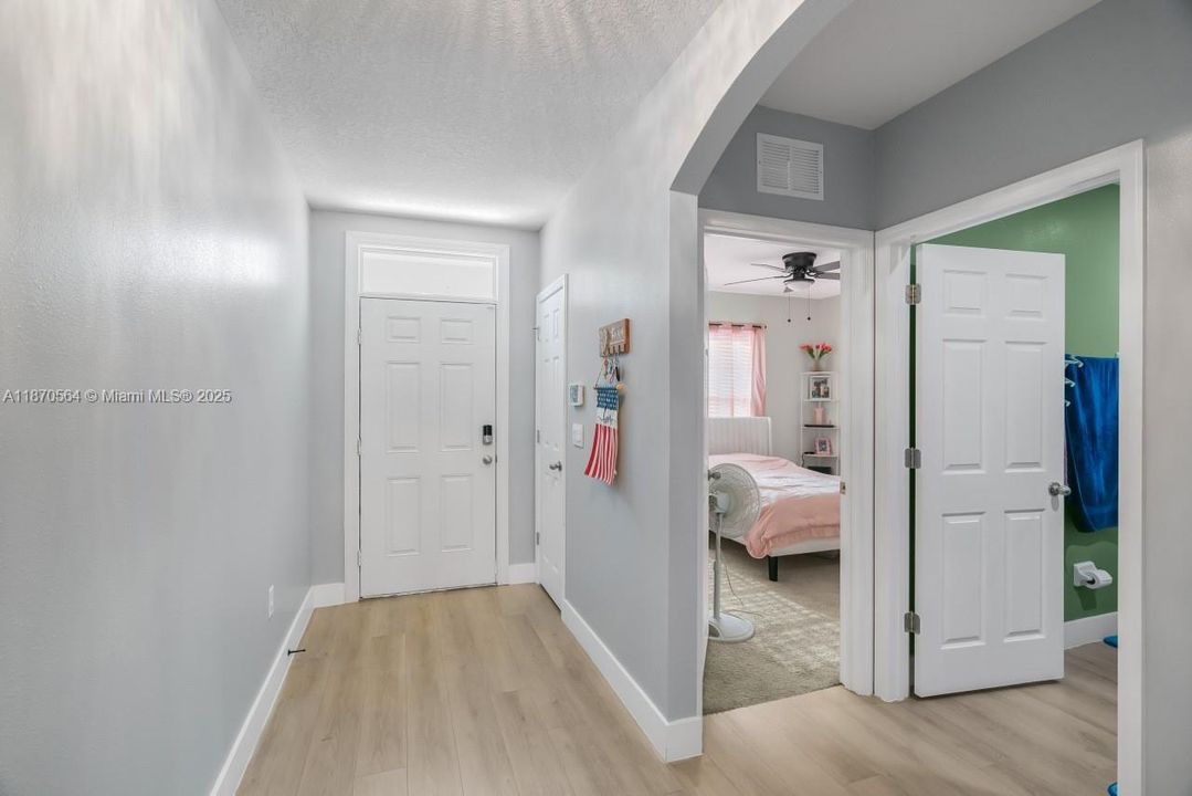 На продажу: $380,000 (4 спален, 2 ванн, 1939 Квадратных фут)