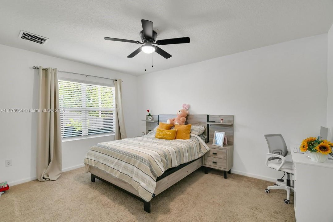 На продажу: $380,000 (4 спален, 2 ванн, 1939 Квадратных фут)