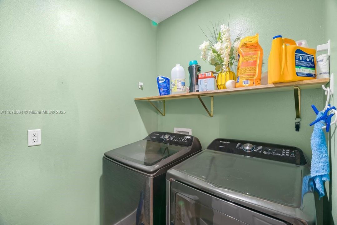 На продажу: $380,000 (4 спален, 2 ванн, 1939 Квадратных фут)