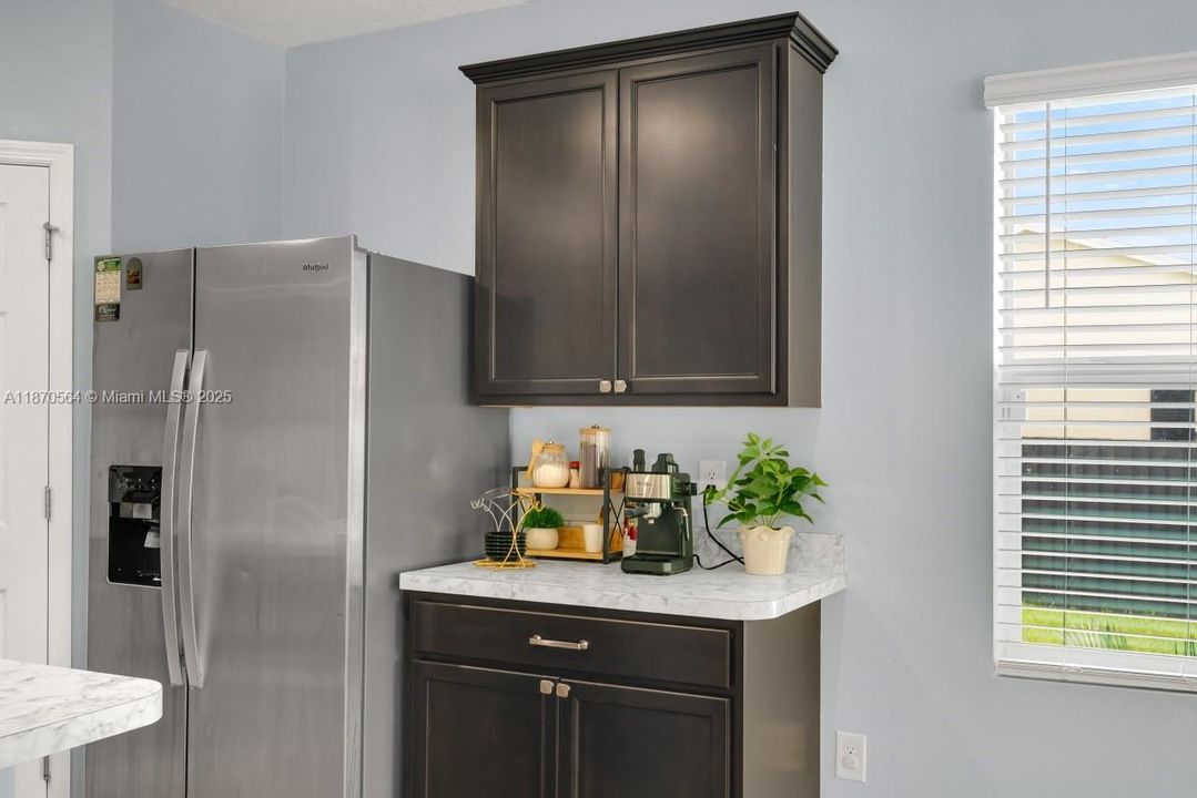 На продажу: $380,000 (4 спален, 2 ванн, 1939 Квадратных фут)