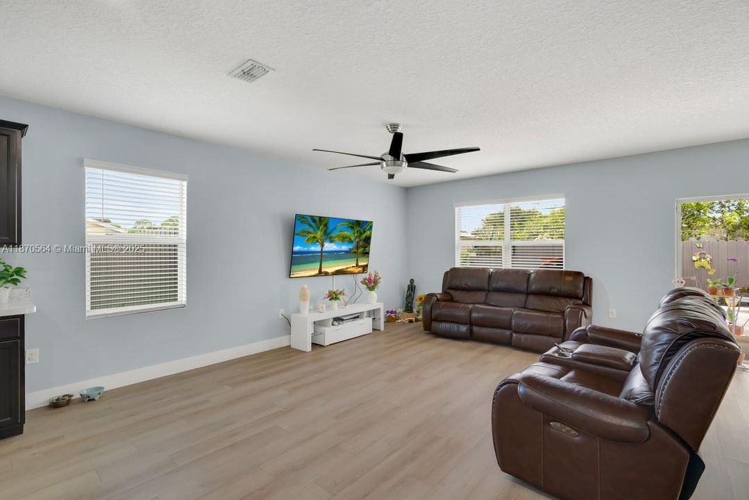 На продажу: $380,000 (4 спален, 2 ванн, 1939 Квадратных фут)