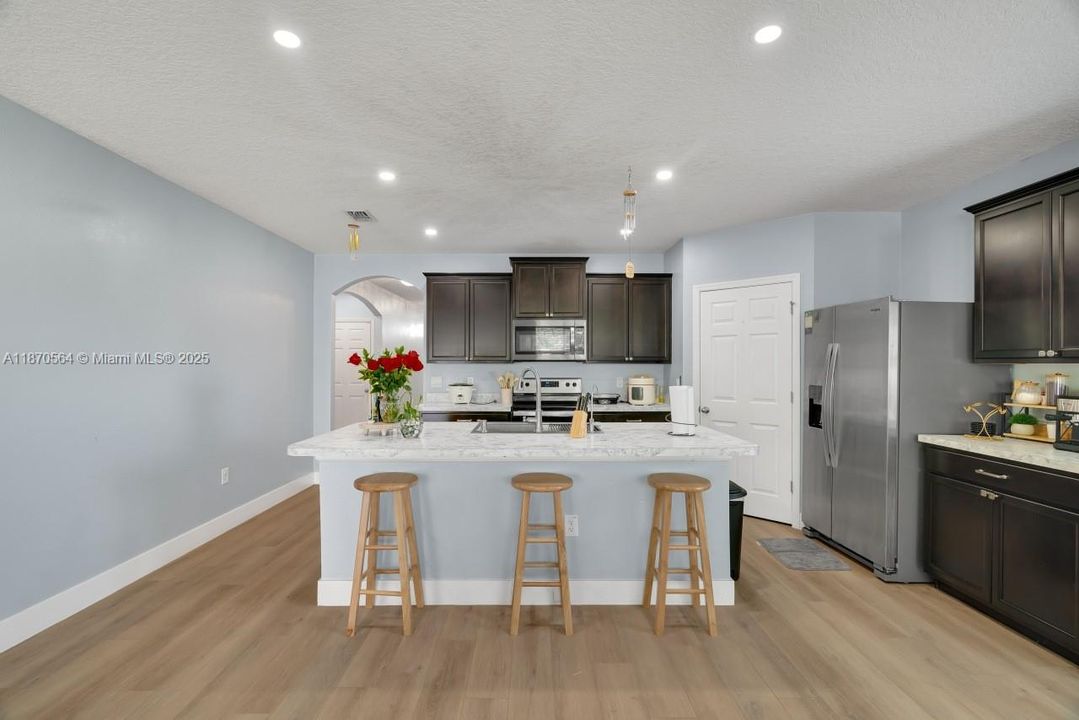 На продажу: $380,000 (4 спален, 2 ванн, 1939 Квадратных фут)