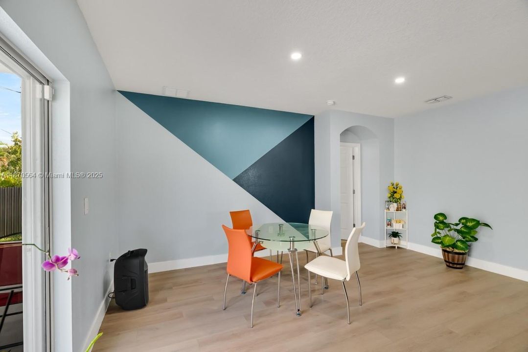 На продажу: $380,000 (4 спален, 2 ванн, 1939 Квадратных фут)