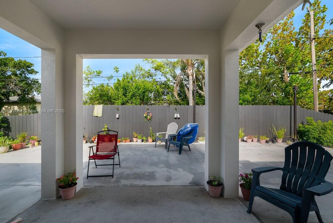 На продажу: $380,000 (4 спален, 2 ванн, 1939 Квадратных фут)