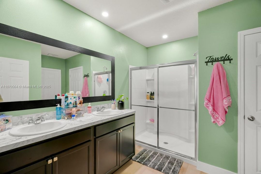 На продажу: $380,000 (4 спален, 2 ванн, 1939 Квадратных фут)