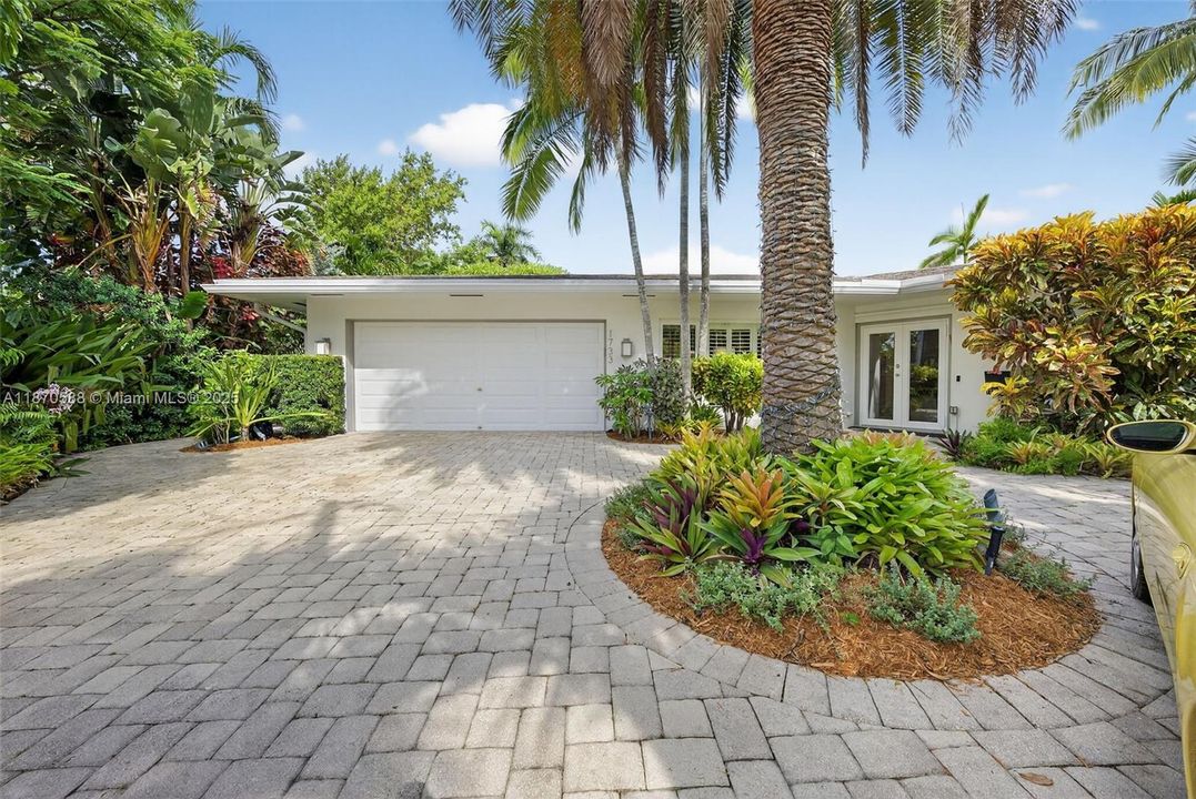 Под контрактом: $1,174,500 (3 спален, 2 ванн, 2510 Квадратных фут)