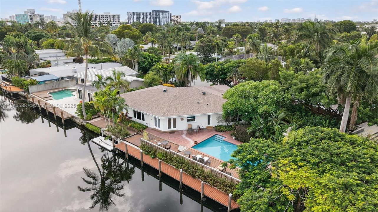 Под контрактом: $1,174,500 (3 спален, 2 ванн, 2510 Квадратных фут)