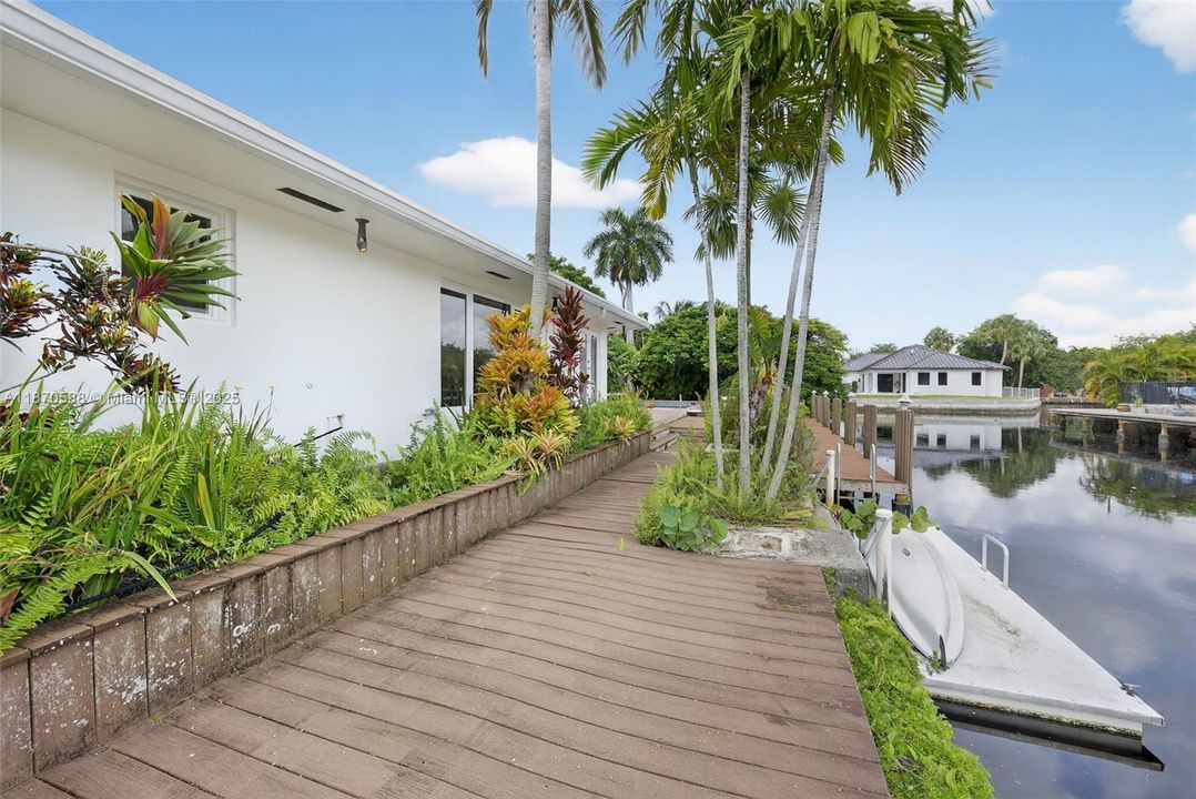 Под контрактом: $1,174,500 (3 спален, 2 ванн, 2510 Квадратных фут)