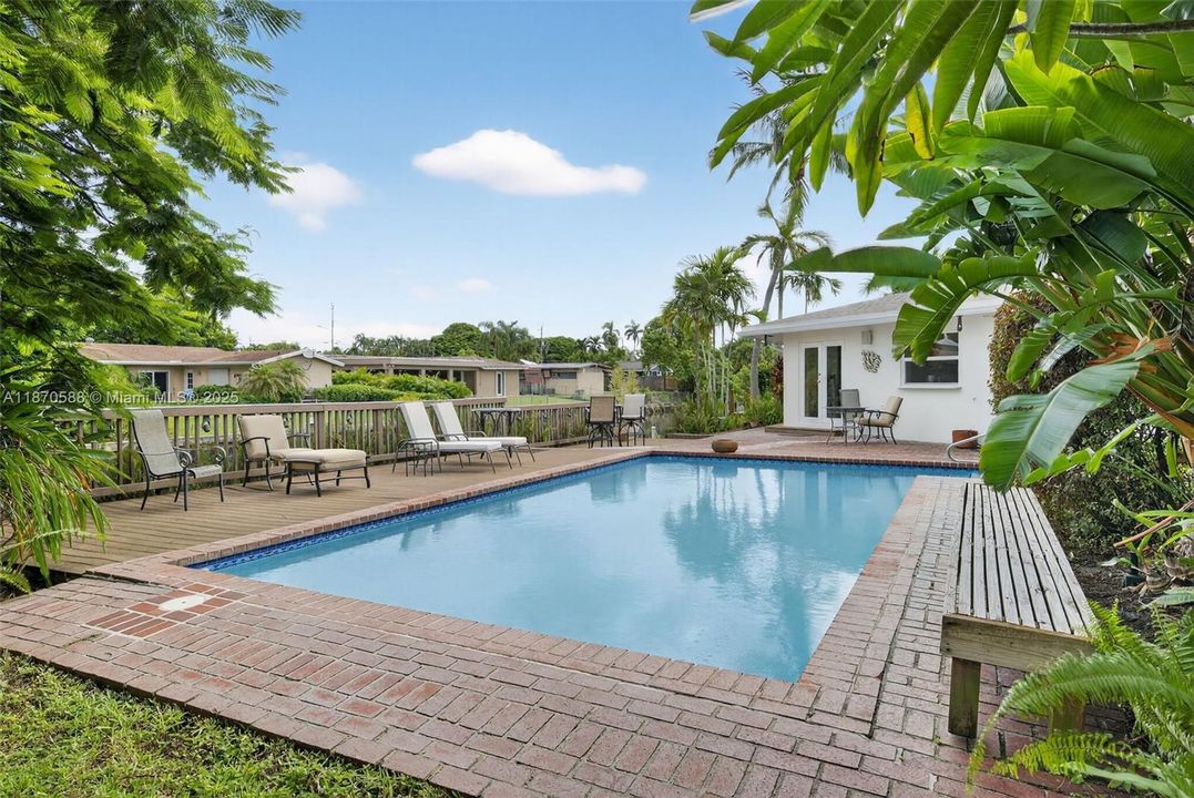 Под контрактом: $1,174,500 (3 спален, 2 ванн, 2510 Квадратных фут)