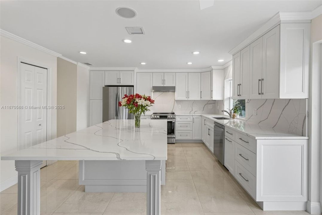 Под контрактом: $1,174,500 (3 спален, 2 ванн, 2510 Квадратных фут)