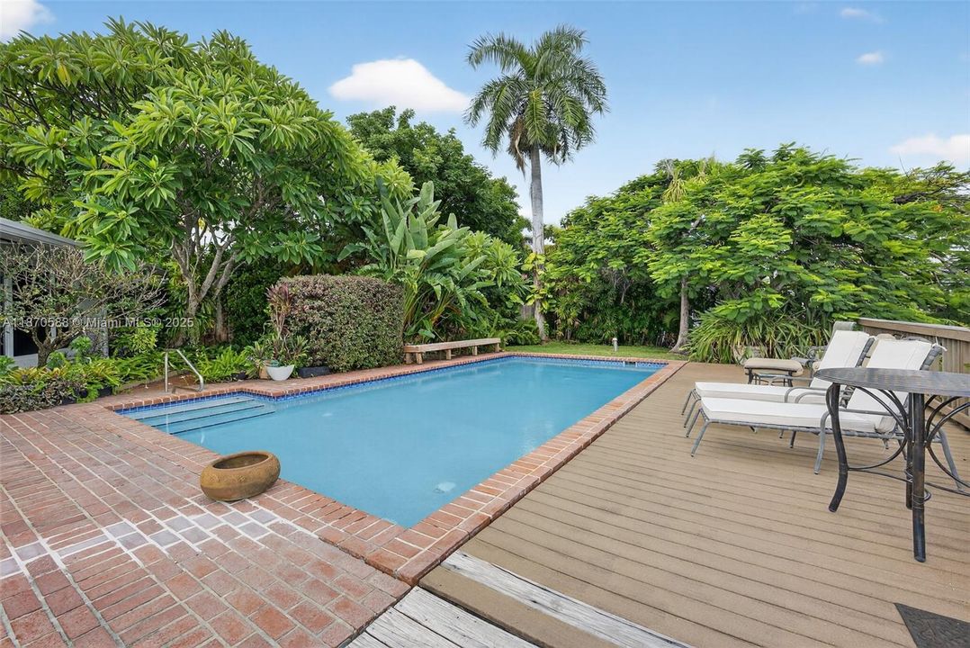 Под контрактом: $1,174,500 (3 спален, 2 ванн, 2510 Квадратных фут)