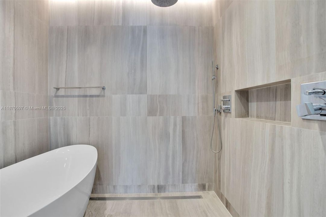 Active With Contract: $2,695,000 (2 beds, 2 baths, 1176 Square Feet)