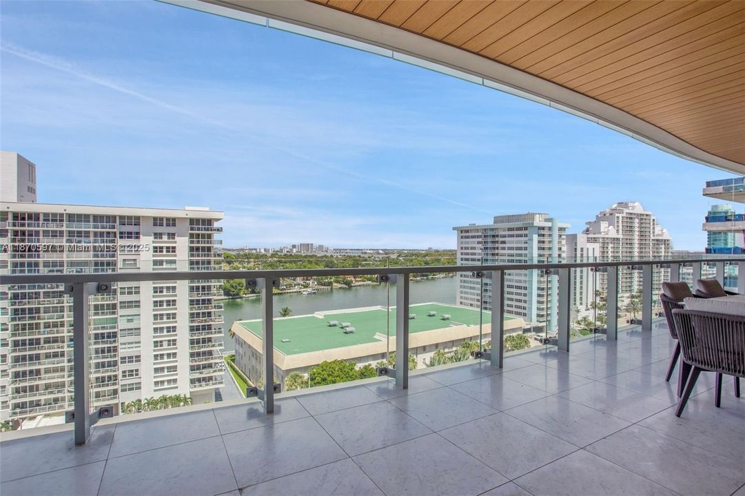 Active With Contract: $2,695,000 (2 beds, 2 baths, 1176 Square Feet)