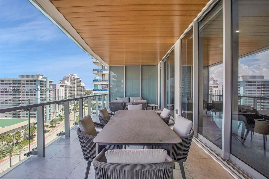 Active With Contract: $2,695,000 (2 beds, 2 baths, 1176 Square Feet)