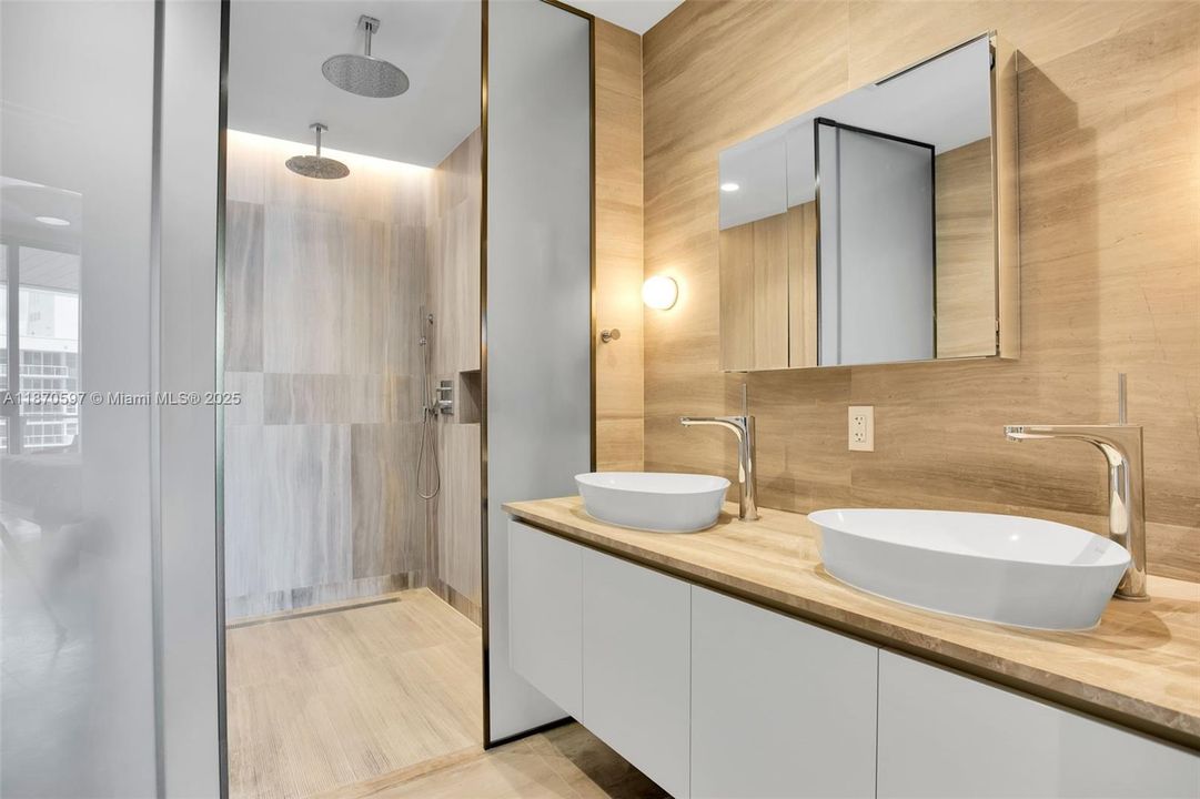 Active With Contract: $2,695,000 (2 beds, 2 baths, 1176 Square Feet)