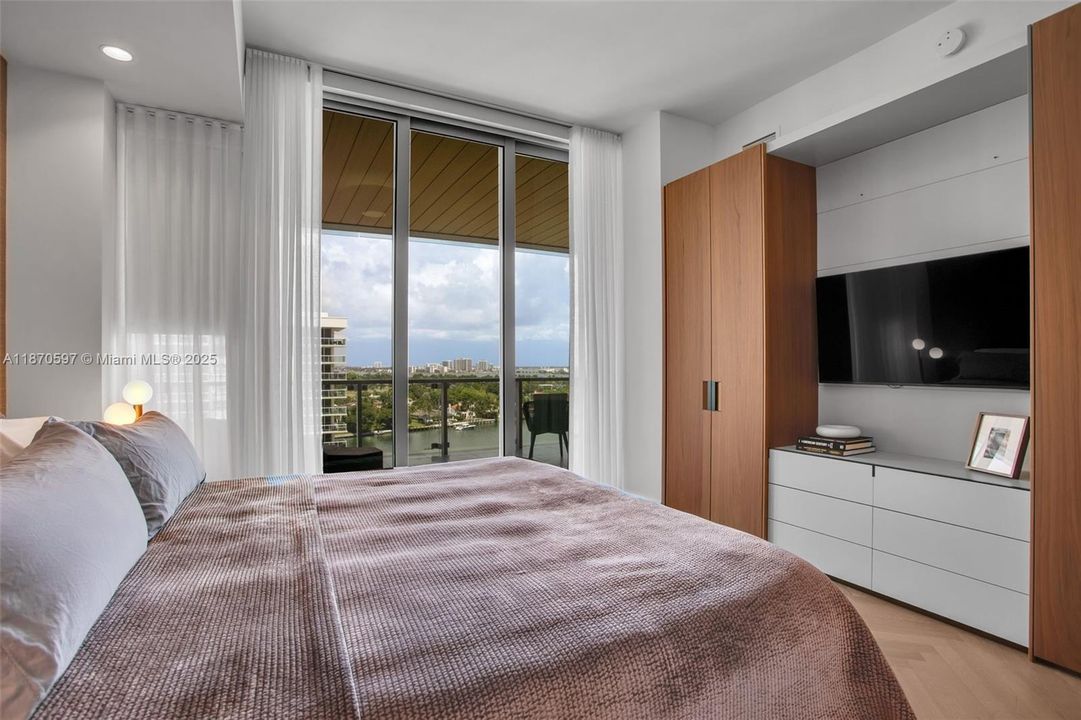 Active With Contract: $2,695,000 (2 beds, 2 baths, 1176 Square Feet)