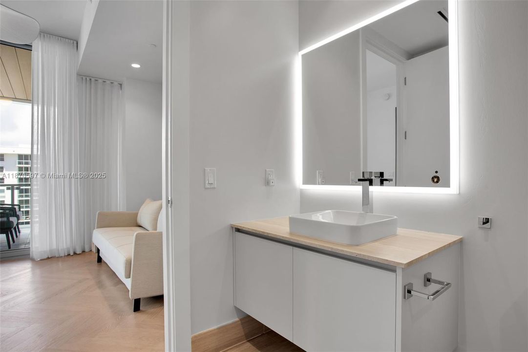 Active With Contract: $2,695,000 (2 beds, 2 baths, 1176 Square Feet)