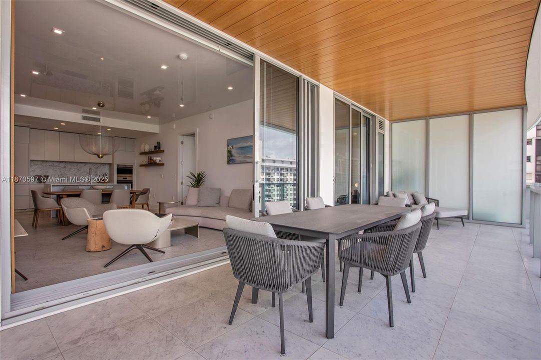 Active With Contract: $2,695,000 (2 beds, 2 baths, 1176 Square Feet)