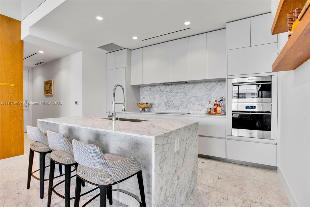 Active With Contract: $2,695,000 (2 beds, 2 baths, 1176 Square Feet)