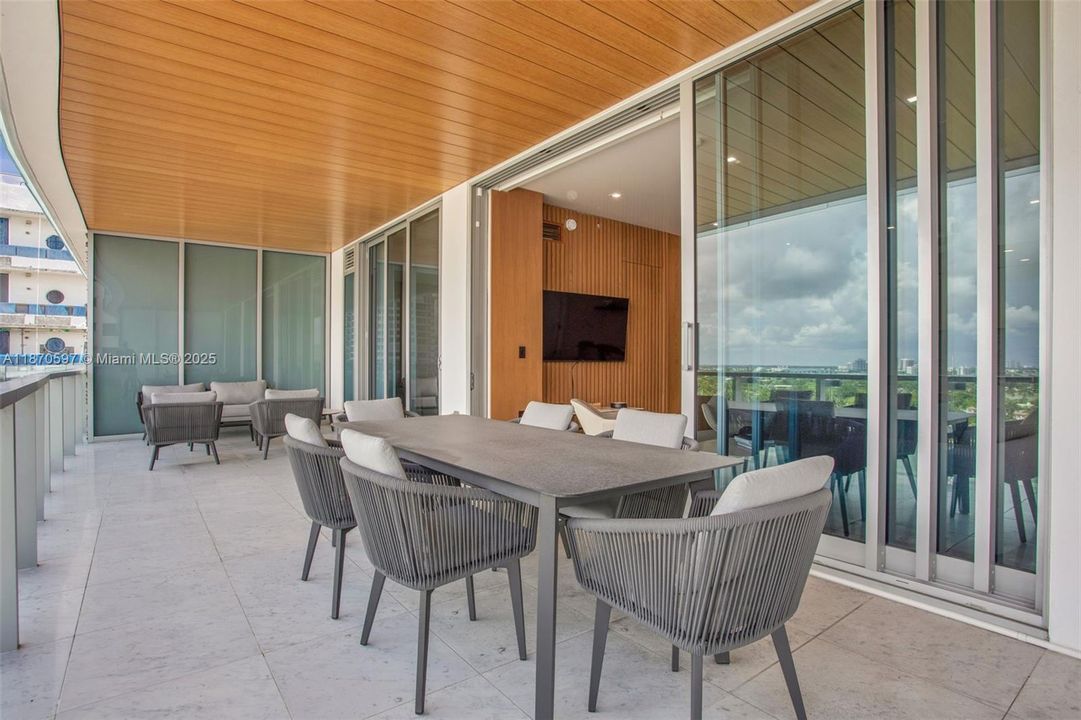 Active With Contract: $2,695,000 (2 beds, 2 baths, 1176 Square Feet)