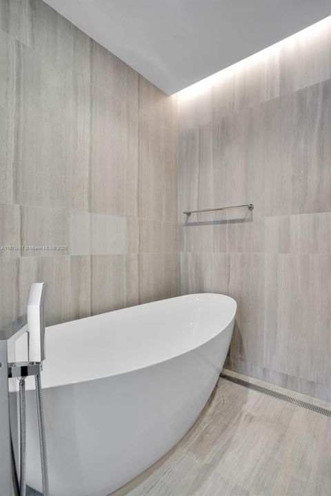 Active With Contract: $2,695,000 (2 beds, 2 baths, 1176 Square Feet)