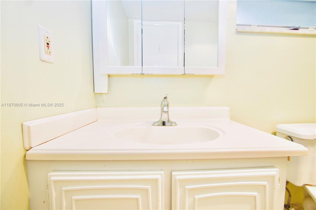 待售: $69,000 (1 贝兹, 1 浴室, 696 平方英尺)