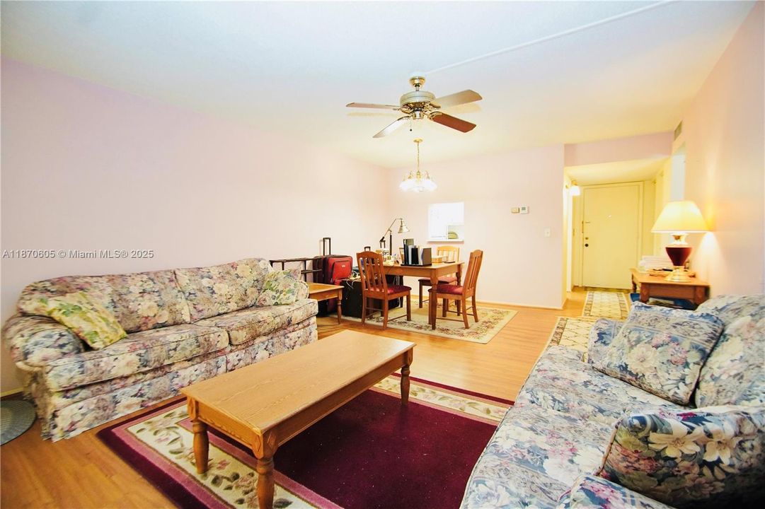 待售: $69,000 (1 贝兹, 1 浴室, 696 平方英尺)