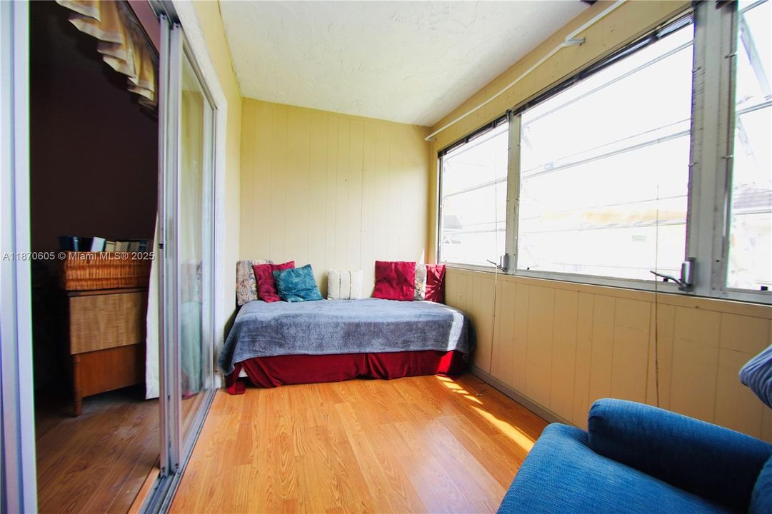 待售: $69,000 (1 贝兹, 1 浴室, 696 平方英尺)