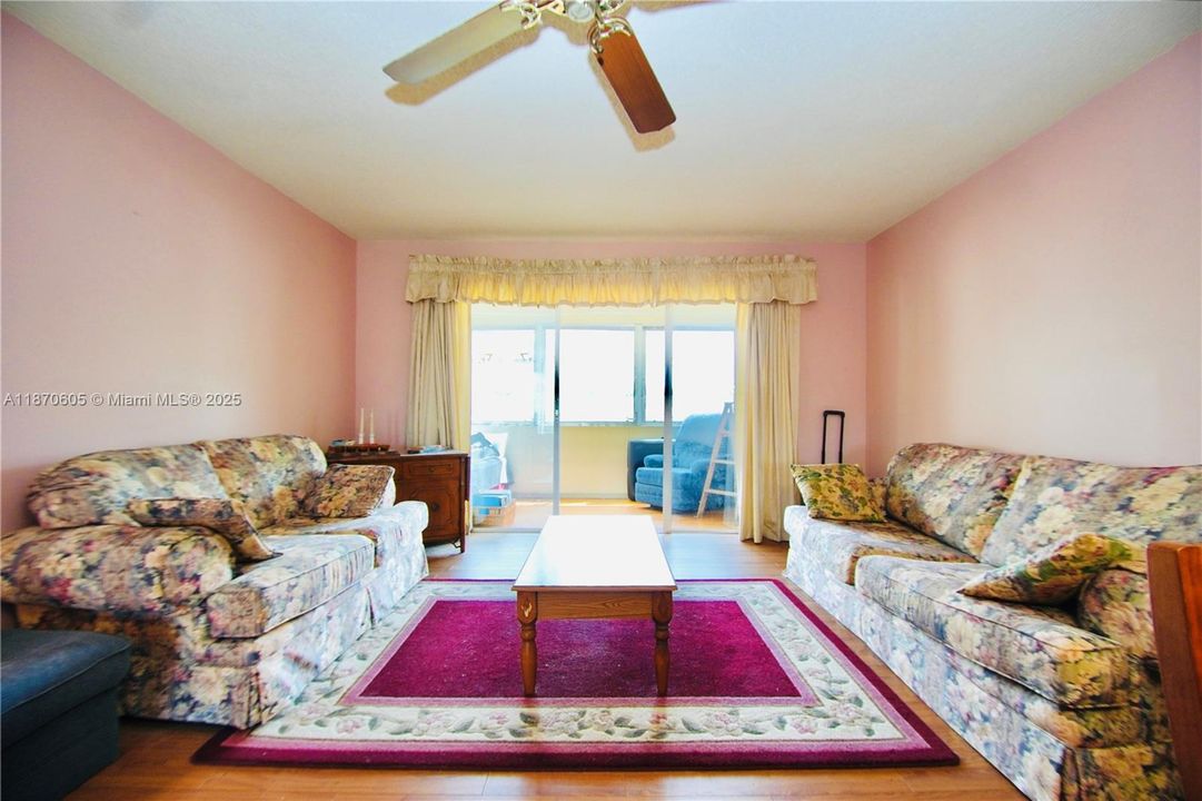 待售: $69,000 (1 贝兹, 1 浴室, 696 平方英尺)