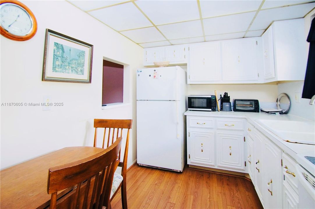 待售: $69,000 (1 贝兹, 1 浴室, 696 平方英尺)