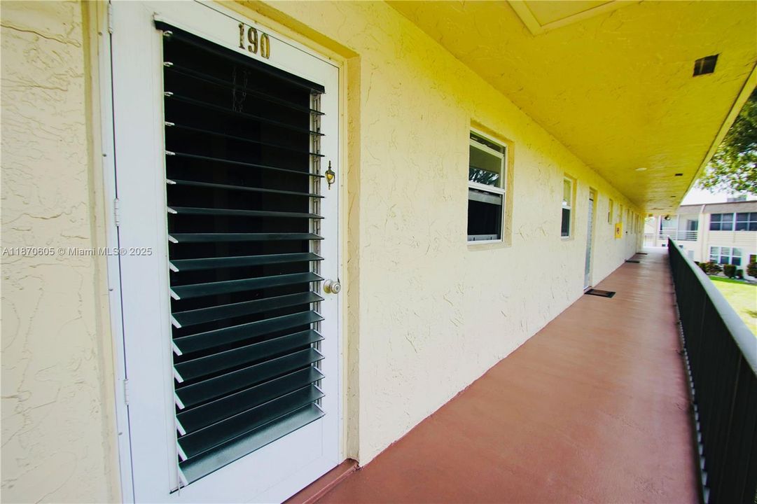 待售: $69,000 (1 贝兹, 1 浴室, 696 平方英尺)