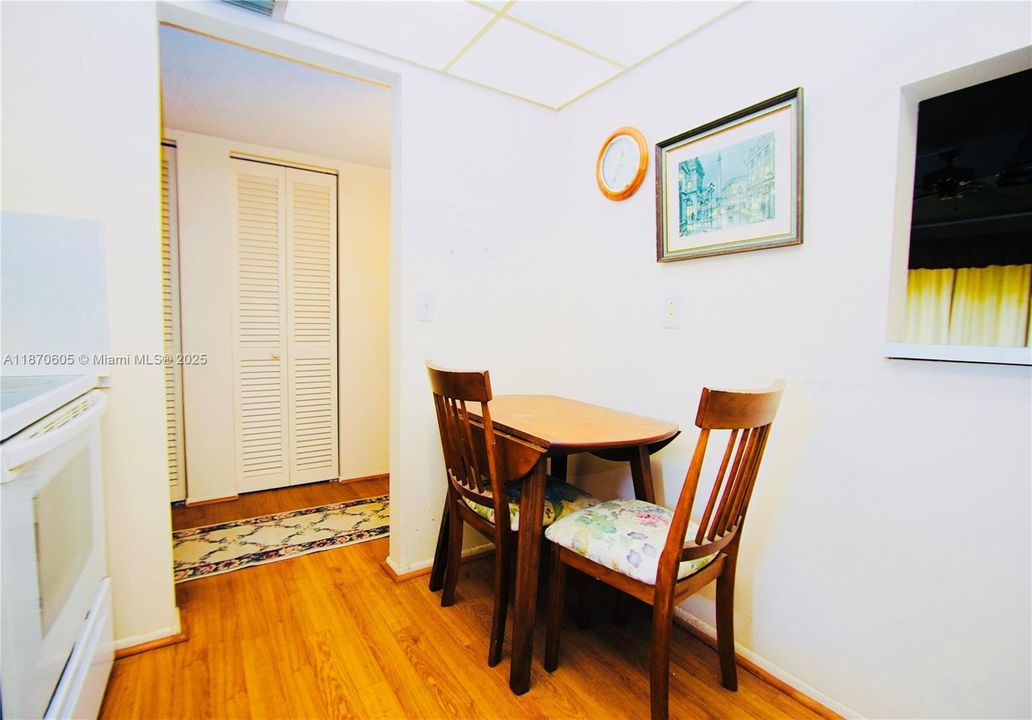 待售: $69,000 (1 贝兹, 1 浴室, 696 平方英尺)