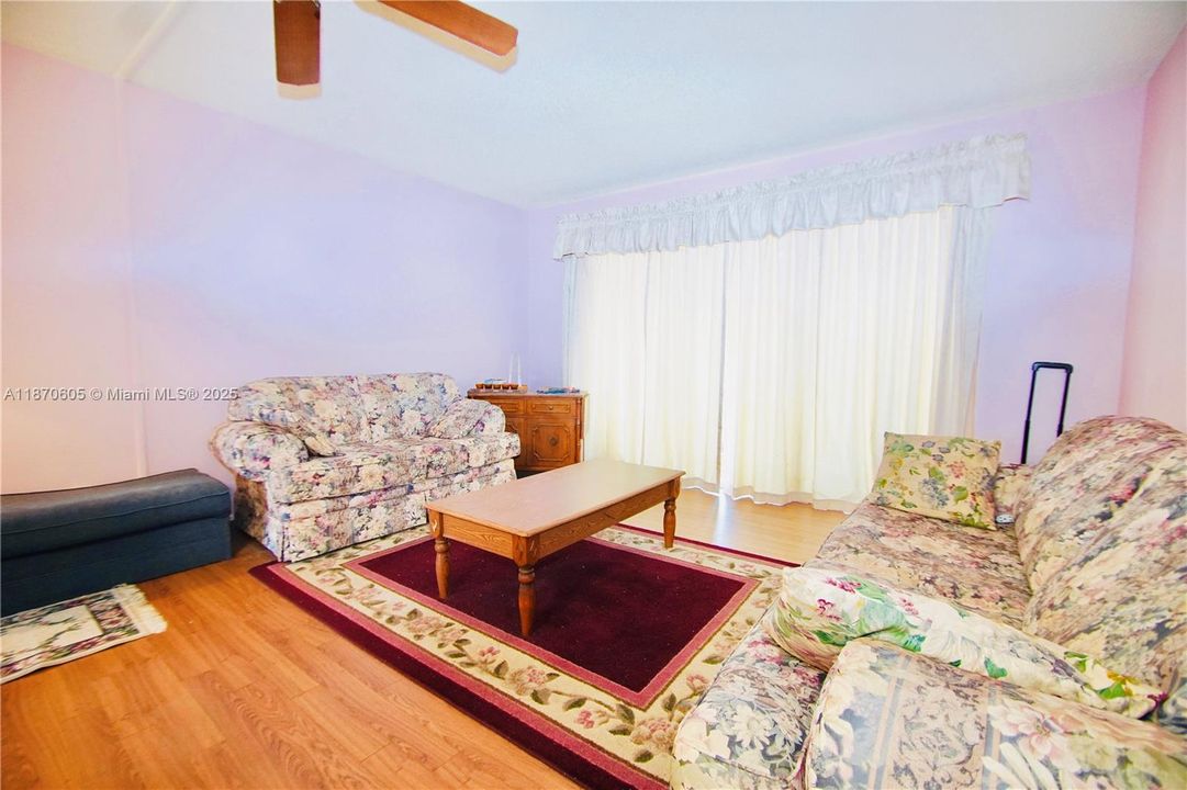 待售: $69,000 (1 贝兹, 1 浴室, 696 平方英尺)