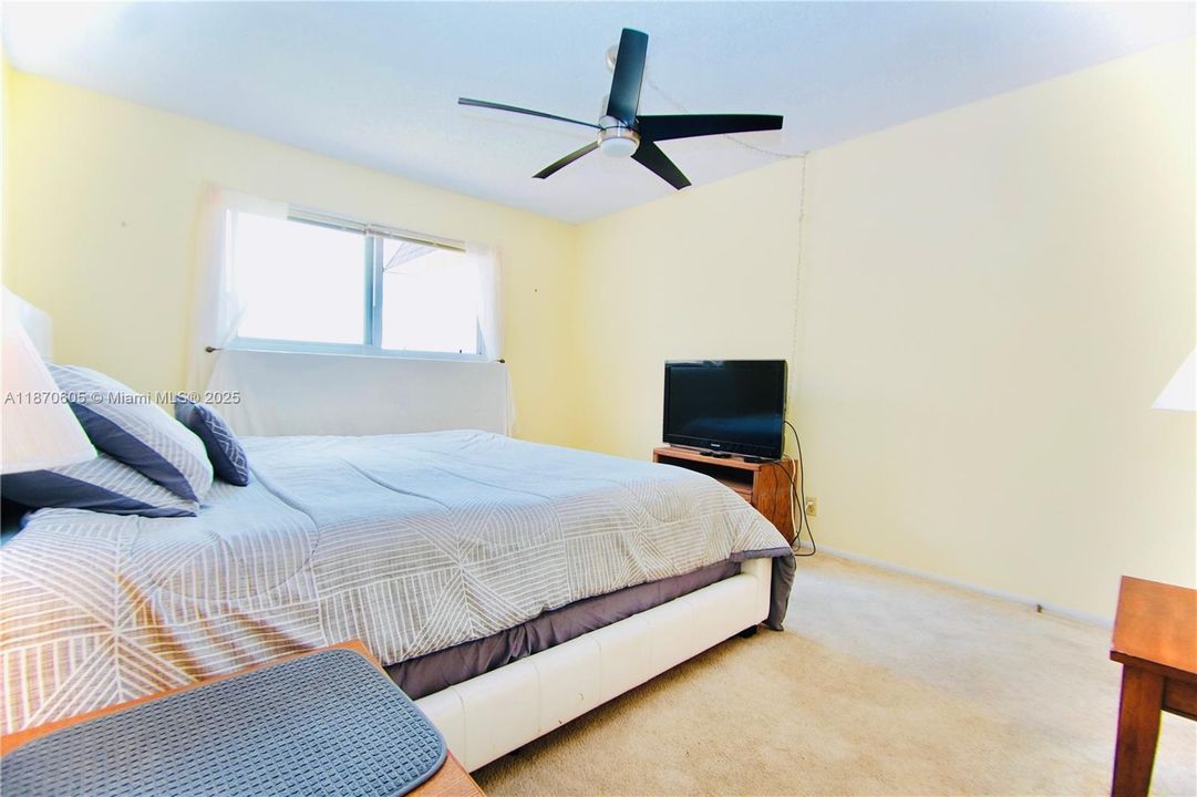 待售: $69,000 (1 贝兹, 1 浴室, 696 平方英尺)