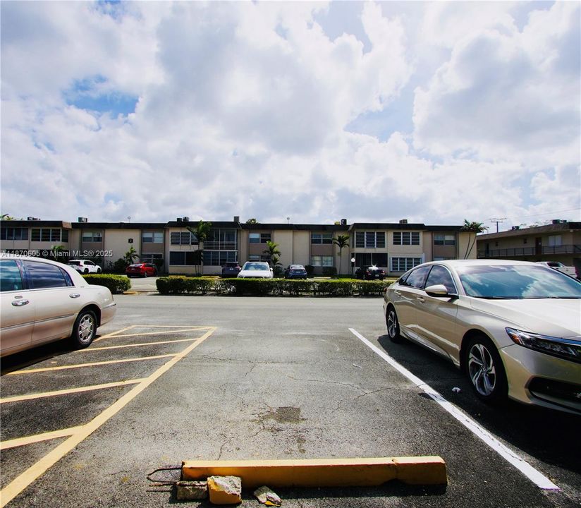 待售: $69,000 (1 贝兹, 1 浴室, 696 平方英尺)