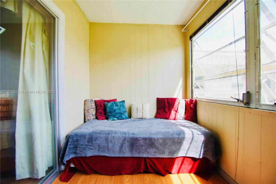 待售: $69,000 (1 贝兹, 1 浴室, 696 平方英尺)