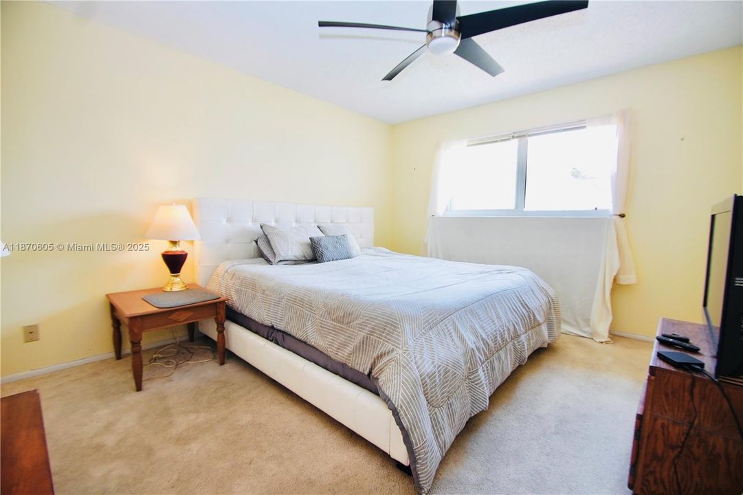 待售: $69,000 (1 贝兹, 1 浴室, 696 平方英尺)