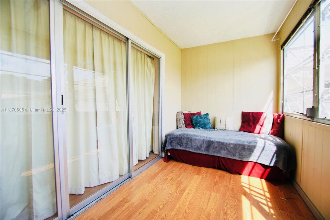 待售: $69,000 (1 贝兹, 1 浴室, 696 平方英尺)