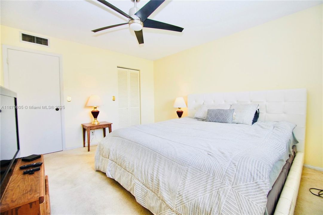 待售: $69,000 (1 贝兹, 1 浴室, 696 平方英尺)