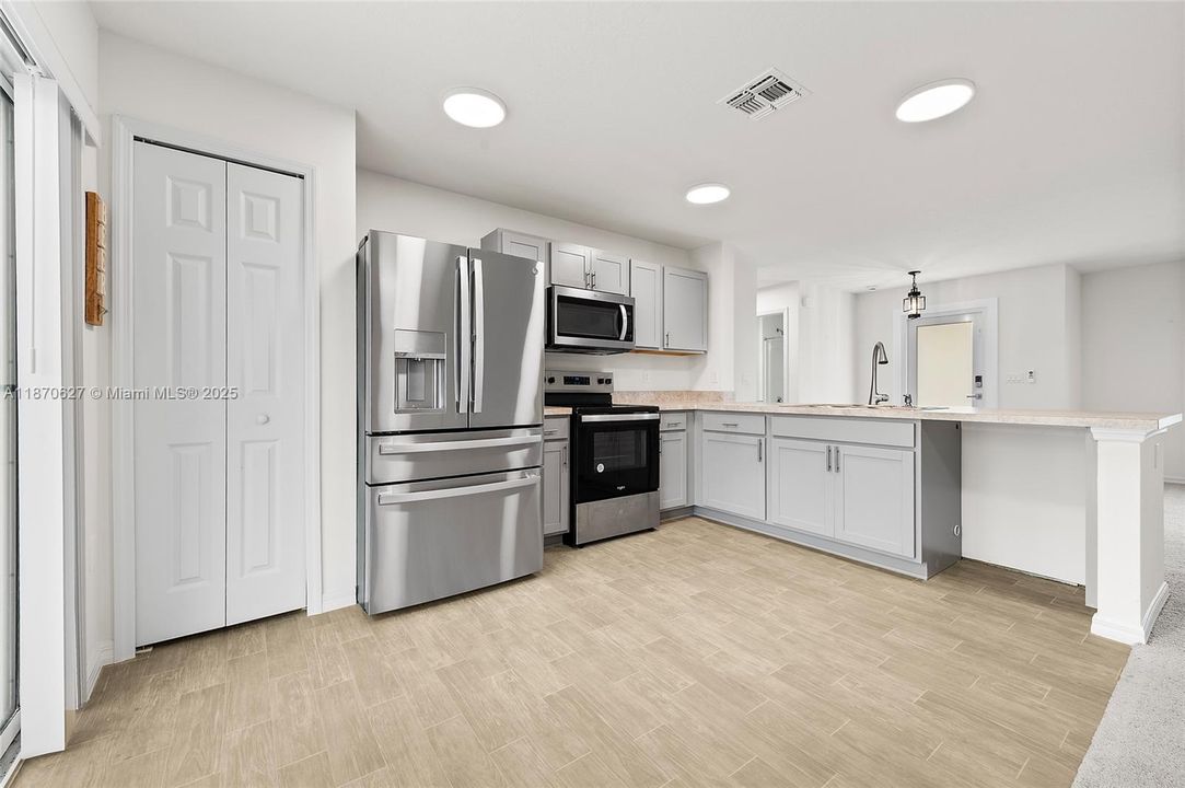 最近租的: $2,300 (2 贝兹, 2 浴室, 1230 平方英尺)