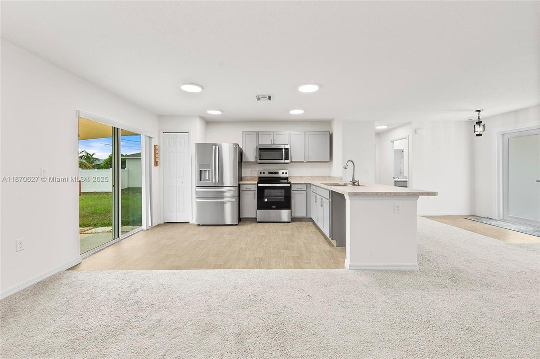 最近租的: $2,300 (2 贝兹, 2 浴室, 1230 平方英尺)