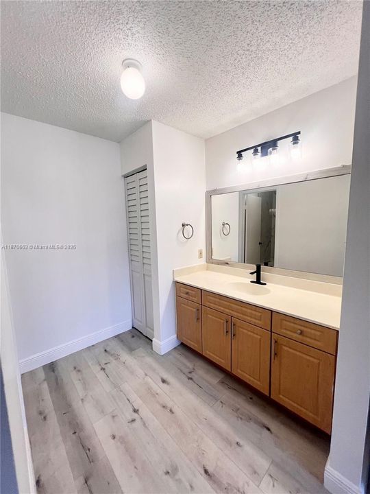 Activo con contrato: $2,000 (2 camas, 2 baños, 1114 Pies cuadrados)