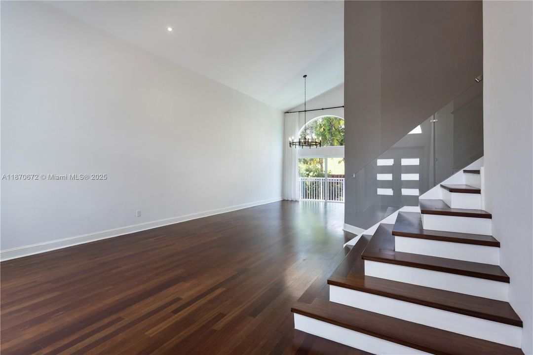 合同活跃: $6,800 (4 贝兹, 3 浴室, 2401 平方英尺)