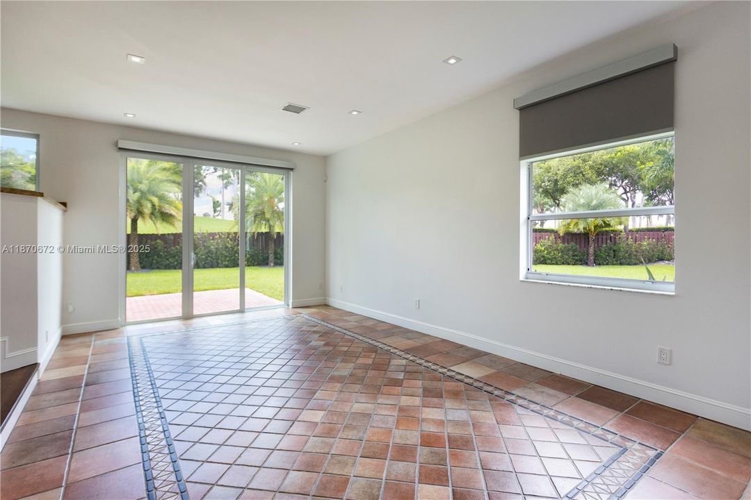 合同活跃: $6,800 (4 贝兹, 3 浴室, 2401 平方英尺)