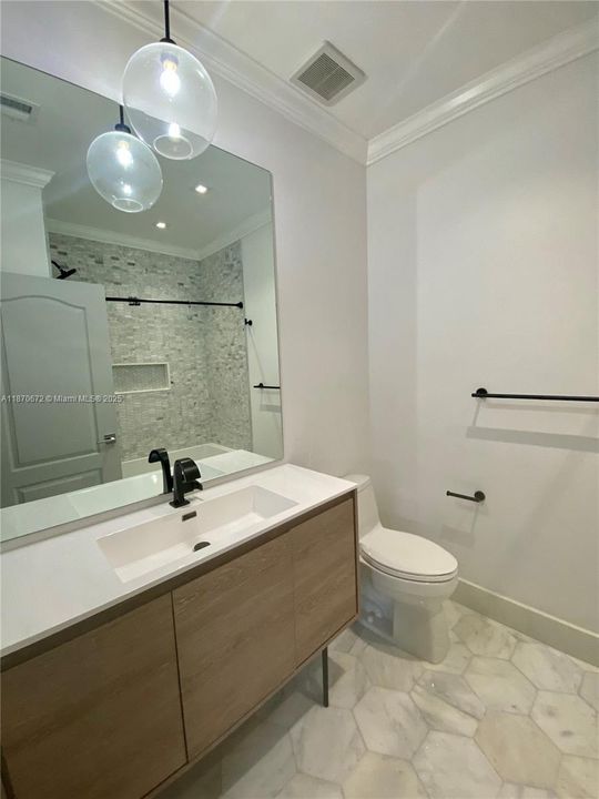 合同活跃: $6,800 (4 贝兹, 3 浴室, 2401 平方英尺)