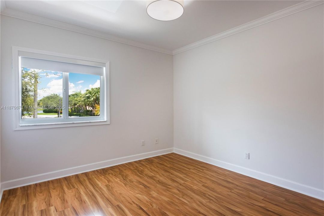 合同活跃: $6,800 (4 贝兹, 3 浴室, 2401 平方英尺)